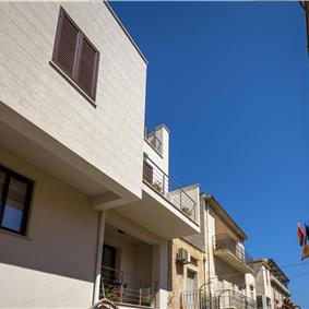 3 bedroom villa with jacuzzi, Castellammare del Golfo, sleeps 4-6